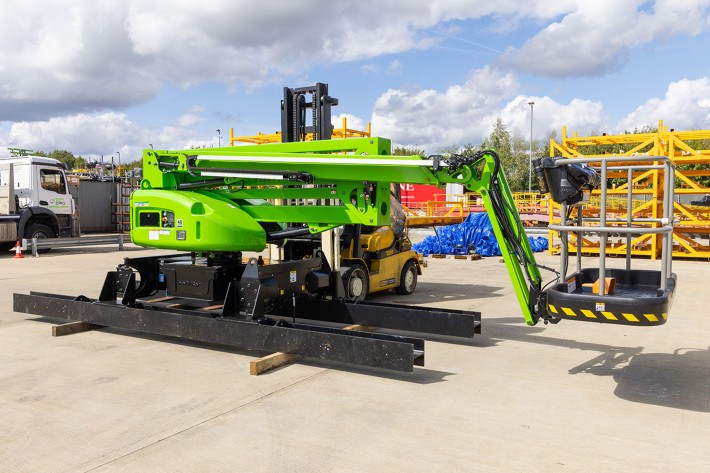 HR17E in DeckRider® configuration The same Niftylift HR17E converted to DeckRider configuration, its wheels replaced by steel skid assemblies