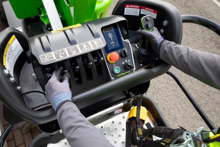 HR12N MK3 cage controls Operator using the fully proportional cage controls on the HR12N MK3.