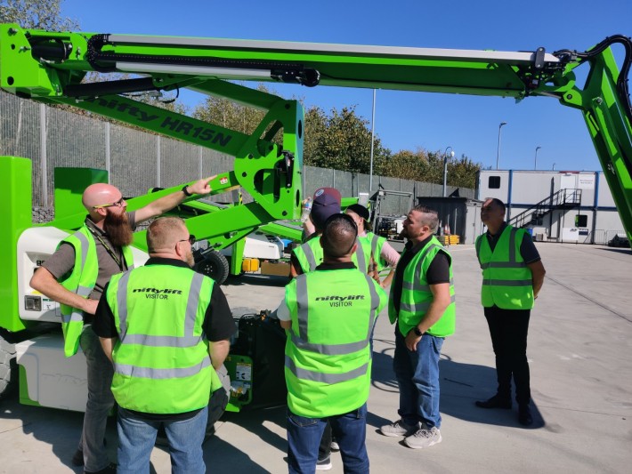 Niftylift’s Mark van Oosten and Dave Sheeky showing the HR15N Hybrid to JS-Multi Service’s team