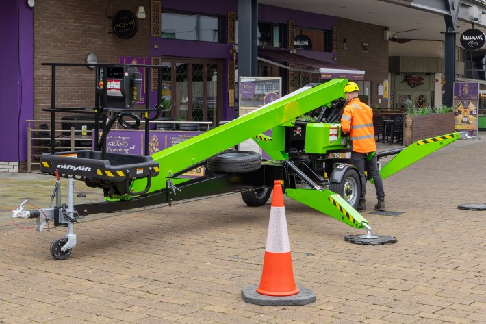 Niftylift TM40S hydraulic outriggers being deployed on site