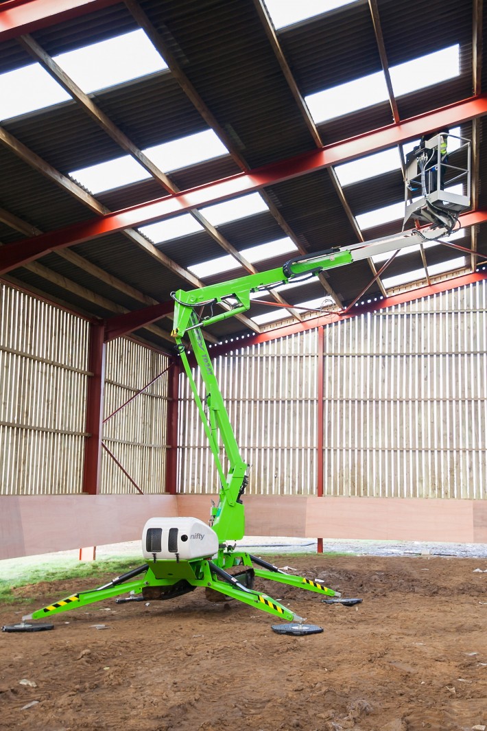 Niftylift TD34T TrackDrive maniobrando sobre terreno blando o irregular