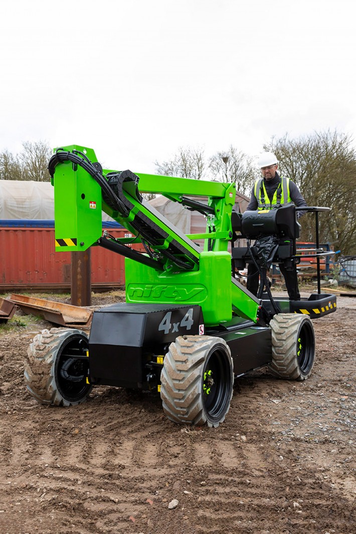 Plataforma de acceso Niftylift SP34 4x4 Hybrid trabajando en terreno irregular