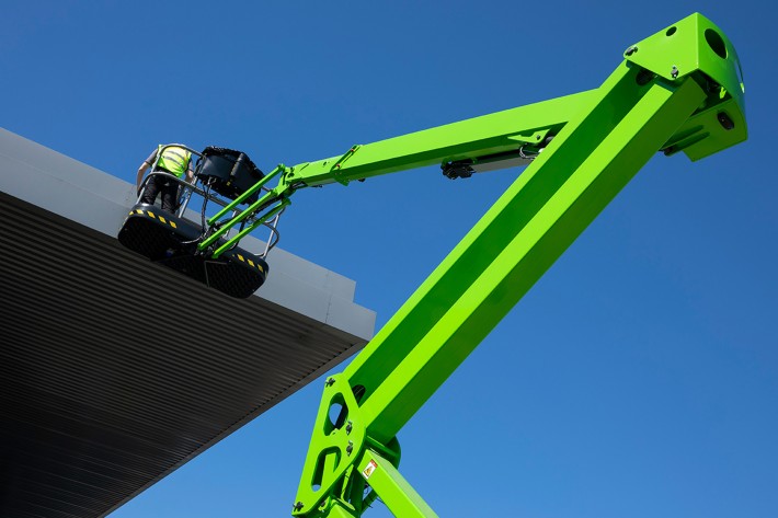 DeckRider® working within its full envelope Niftylift DeckRider working over the edge of a roof canopy, its boom extended to place the platform where the operator needs to be