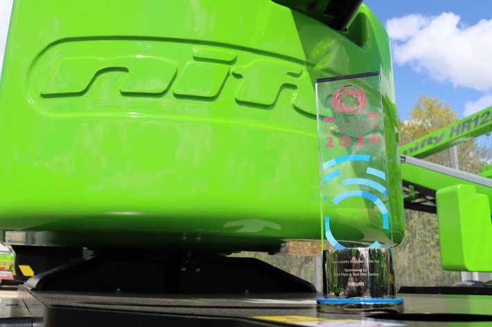 Niftylift HAE Supplier of the Year 2026 award displayed on a HR12N MK3 machine