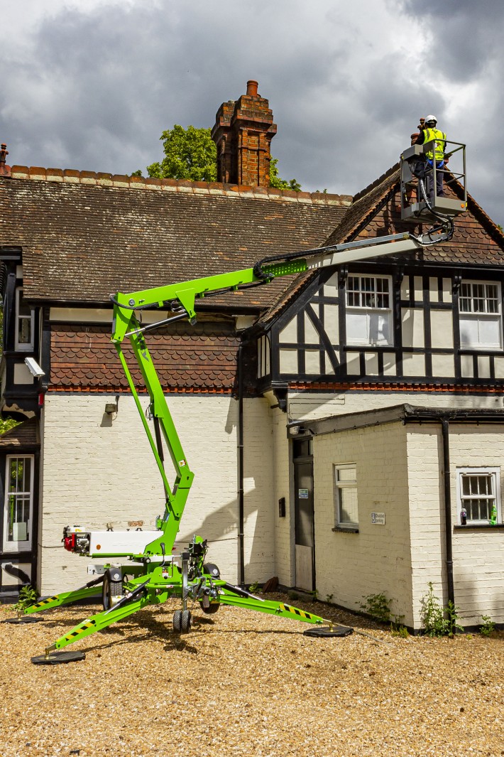 Plataforma de acceso remolcable Niftylift TM34T trabajando en altura